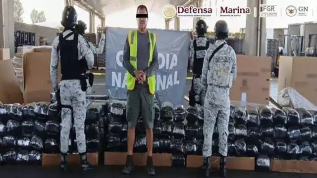 En el vehículo se encontró un doble fondo que contenía 122 paquetes con aproximadamente mil 174 kilos de metanfetamina