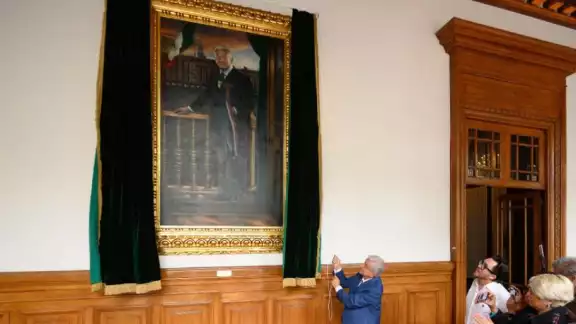 El presidente López Obrador develó su retrato que quedará en la galería de los Presidentes en Palacio Nacional El presidente López Obrador develó su retrato que quedará en la galería de los Presidentes en Palacio Nacional