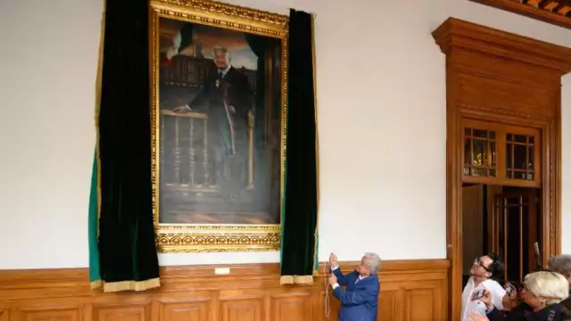 El presidente López Obrador develó su retrato que quedará en la galería de los Presidentes en Palacio Nacional