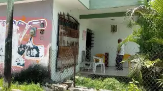 Debido a la mala experiencia que tuvieron con el ciclón “Wilma”, algunos pobladores aseguran sus puertas y ventanas, ante el peligro de las inundaciones
