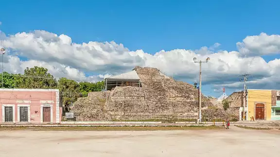 La estructura se alza entre las construcciones coloniales y modernas del lugar La estructura se alza entre las construcciones coloniales y modernas del lugar
