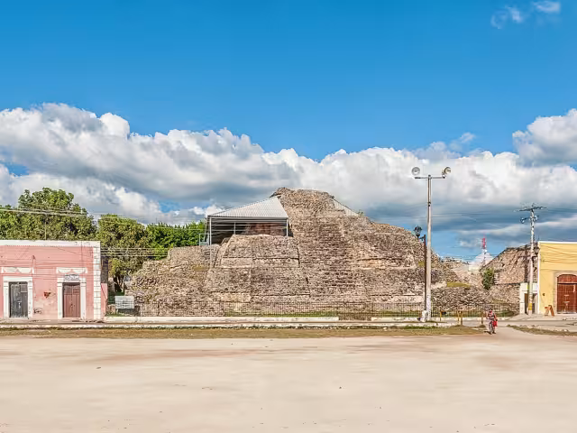 La estructura se alza entre las construcciones coloniales y modernas del lugar