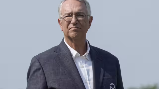 Salinas Pliego pierde 5 mil 500 millones de dólares tras caída de acciones de Elektra del 70%.