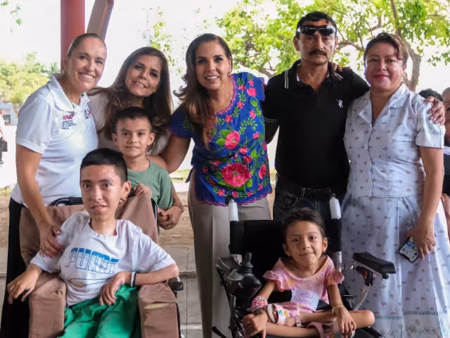 Familias acudieron a los módulos para recibir las sillas de ruedas