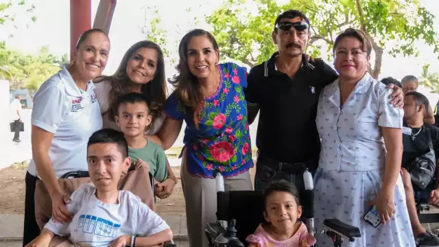 Familias acudieron a los módulos para recibir las sillas de ruedas