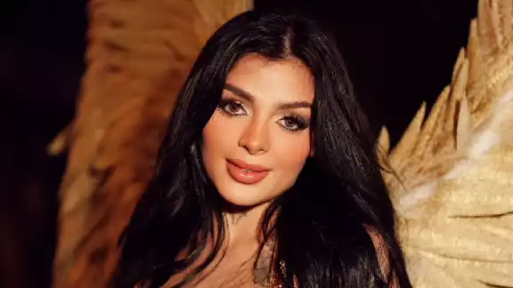 Karely Ruiz caminó por las calles de Monterrey en lencería.