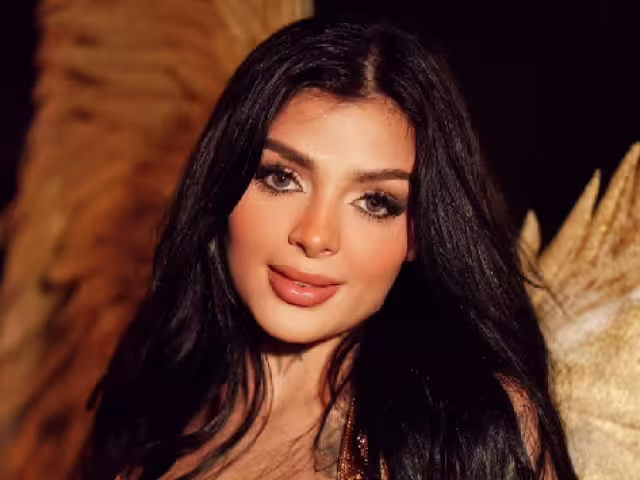 Karely Ruiz caminó por las calles de Monterrey en lencería.