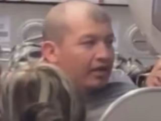 Detenido que intentó desviar vuelo de Volaris, ocasionó el choque de una patrulla.