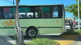 Con todo y pasajeros, camionero de Campeche se brinca camellón central