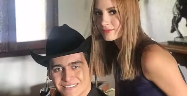 Imelda Tuñón, viuda de Julián Figueroa, fue captada de la mano con un político