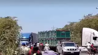 Bloqueo en la carretera federal 180 en Carmen supera las 40 horas y genera pérdidas económicas