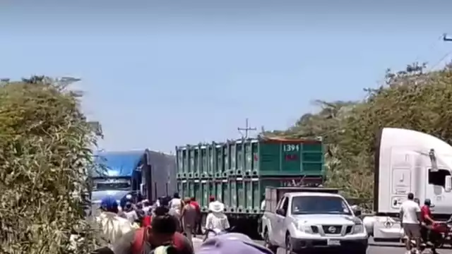 El bloqueo en la carretera federal 180 persiste tras 40 horas, afectando la circulación en el tramo Nuevo Campechito-Ciudad del Carmen.