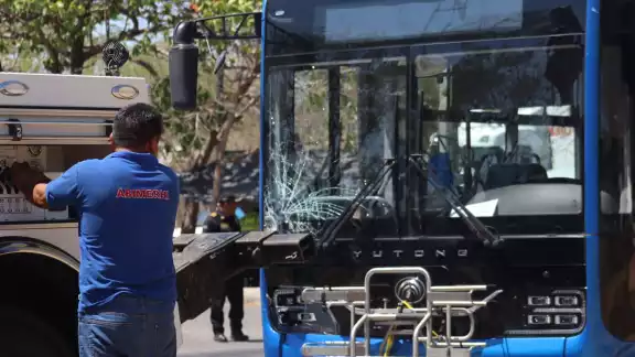 La unidad sufrió daños por el impacto y fue remolcada por una grúa.