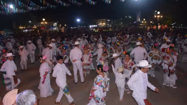 Con el baile arrancó la feria, en la que habrá juegos pirotécnicos y mecánicos, además de otras amenidades para las familias