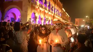 Yucatecos y extranjeros disfrutan de la vaquería de las ánimas