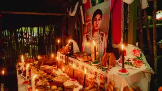 Tradición viva en Campeche: el lenguaje espiritual de las velas y el significado de cada olor en el Altar de Muertos