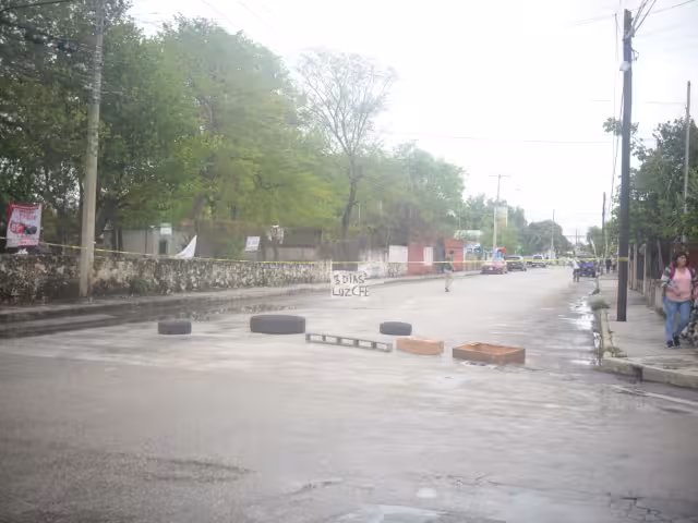 Con llantas y cajas, vecinos de la colonia Mulsay decidieron bloquear la calle 98 por 67 y 65 