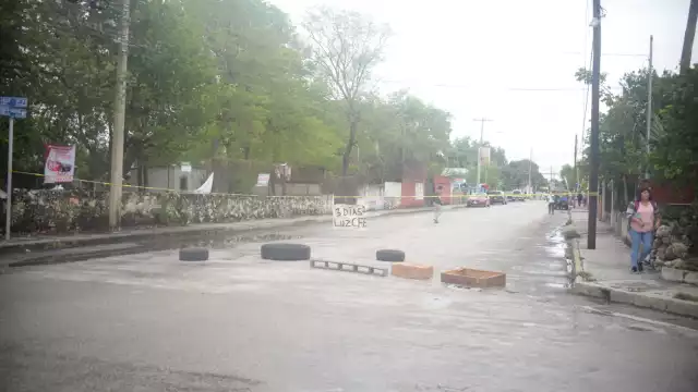 Con llantas y cajas, vecinos de la colonia Mulsay decidieron bloquear la calle 98 por 67 y 65 