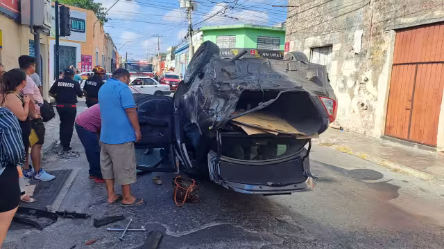 La unidad volcada presentó daños materiales