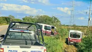 Combi de pasajeros choca contra una camioneta en la vía Sabancuy-Chekubul  