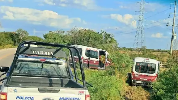 Choque en Sabancuy-Chekubul: Combi se sale del camino, pero nadie resulta herido