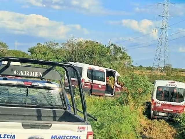 Choque en Sabancuy-Chekubul: Combi se sale del camino, pero nadie resulta herido