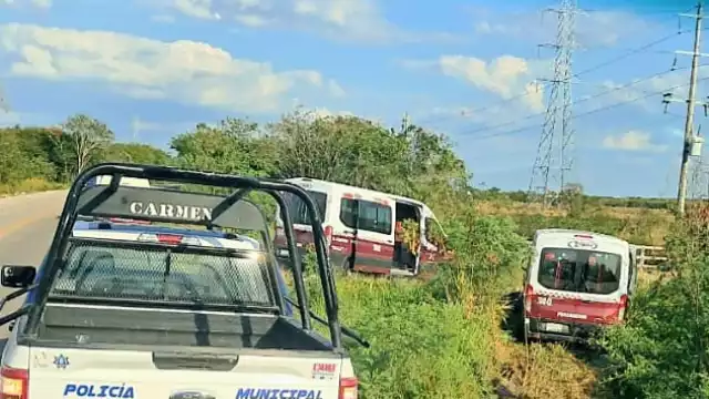 Choque en Sabancuy-Chekubul: Combi se sale del camino, pero nadie resulta herido