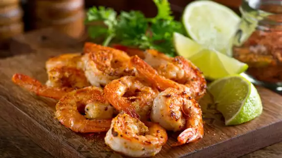 Su combinación de ajo dorado y mantequilla resalta el sabor fresco del marisco Su combinación de ajo dorado y mantequilla resalta el sabor fresco del marisco