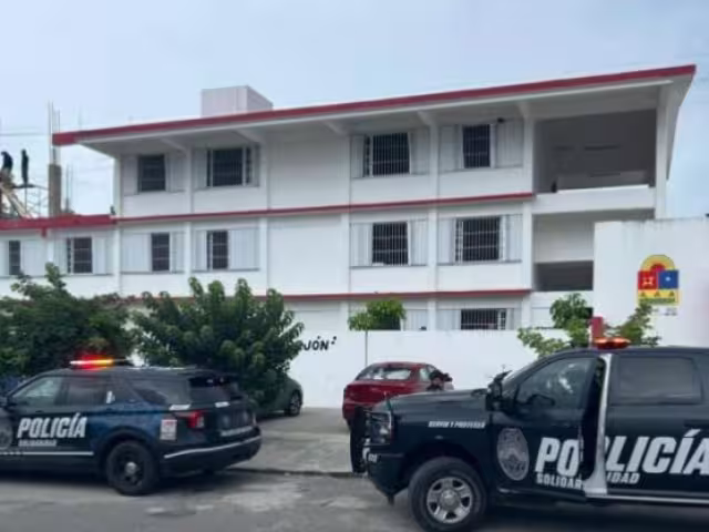 Paramédicos de la Cruz Roja acudieron al sitio para después trasladarlo de urgencia al hospital