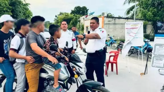Les dieron información como la de no ir más de dos en la moto Les dieron información como la de no ir más de dos en la moto