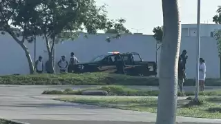 De acuerdo con la denuncia, una vigilante de la zona pudo observar a un automóvil negro tipo atos rondando el área ante de que ocurrieran los hechos