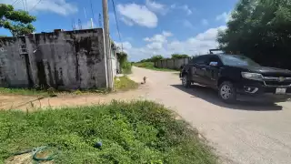 Vecinos de la colonia Ampliación Cuauhtémoc Cárdenas en Champotón denuncian que un registro pluvial expuesto y ahora enmalezado sigue representando un grave peligro.