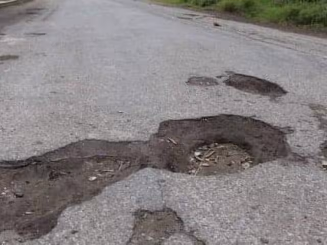 La carretera está repleta de baches