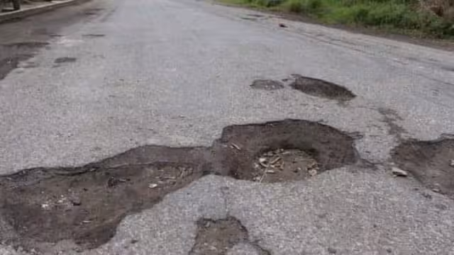 La carretera está repleta de baches