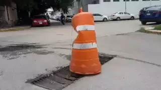 Estas rejillas en mal estado representan un grave riesgo para los estudiantes.