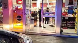 Atracan Oxxo en Cancún tras romper cristal; se llevan dinero y mercancía