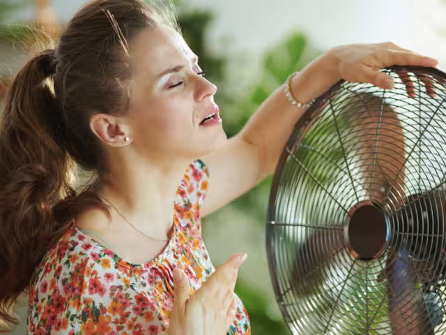 Las autoridades recomiendan tomar precauciones para evitar golpes de calor y deshidratación durante este período.