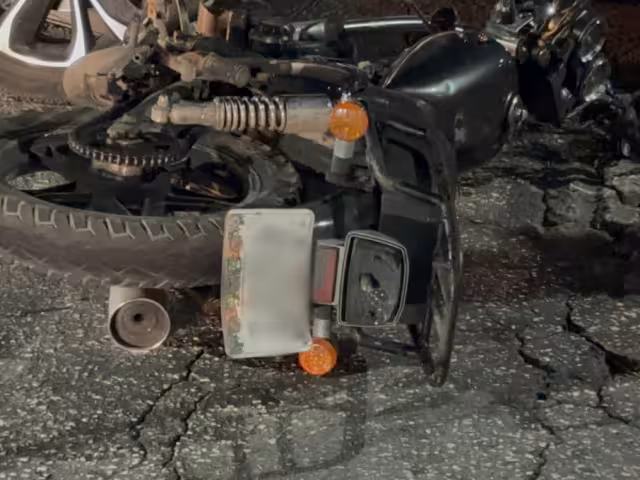 El motociclista sufrió una herida sangrante en la nariz y una posible fractura en el brazo