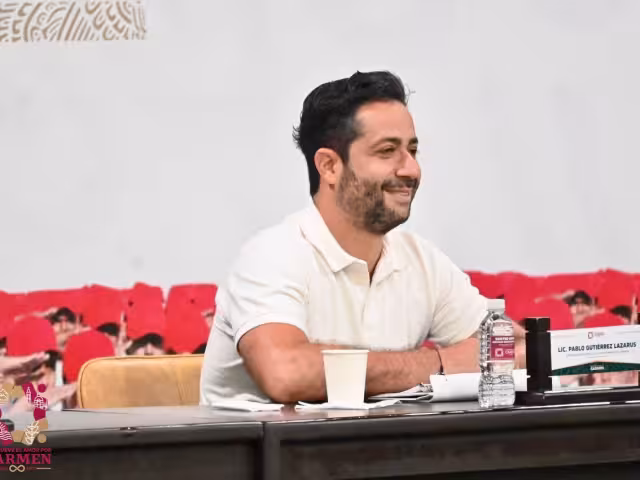 El alcalde de Carmen, Pablo Gutiérrez Lazarus, podría ser multado o encarcelado por sentarse sobre una tortuga