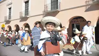 Más de mil alumnos participan en el desfile cívico de Educación Especial en Mérida