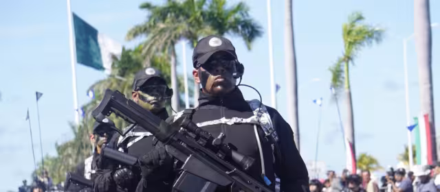Colores patrios, armamento, charros y banderas de México en Desfile Cívico