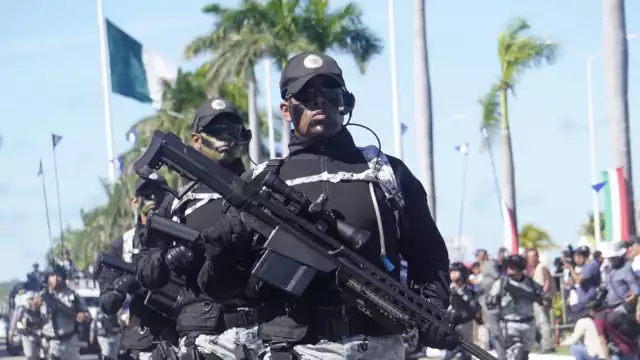 Colores patrios, armamento, charros y banderas de México en Desfile Cívico