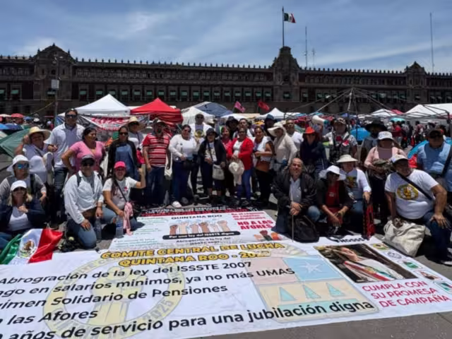 Algunos docentes viajaron a la CDMX para la megamarcha del Día del Maestro.