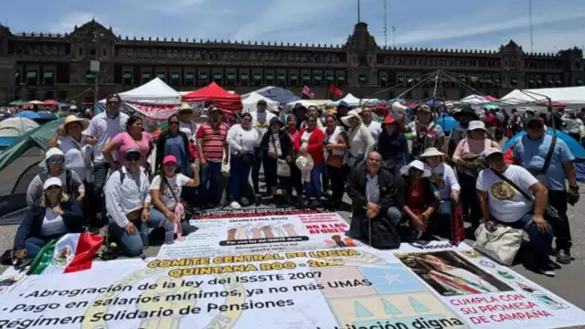 Algunos docentes viajaron a la CDMX para la megamarcha del Día del Maestro.