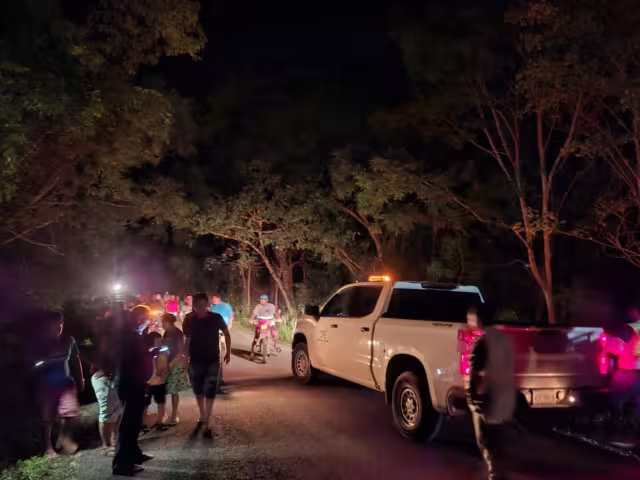 Los afectados por apagones decidieron bloquear la carretera para exigir solución.