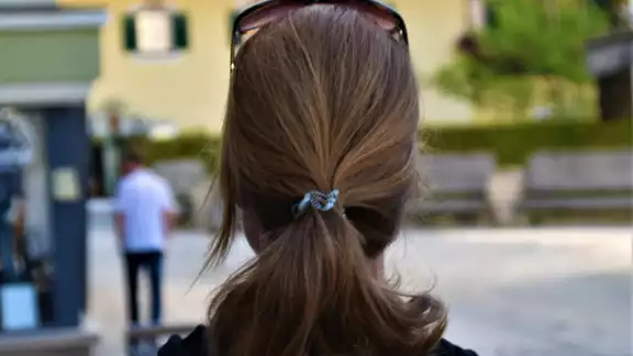 “Nos conocimos el primer día de preparatoria. Ella tenía el cabello castaño y los ojos felinos. Sus orejas eran chiquitas y sus piernas blanquísimas”.