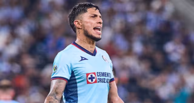 Carlos Salcedo busca salir del Cruz Azul para entrar en liga de otro país