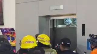 De terror: Falla elevador de Cinépolis en Campeche y quedaron personas atrapadas 