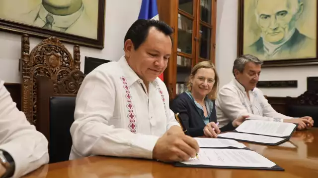 Huacho Díaz Mena firma acuerdo para fortalecer relación con Francia.