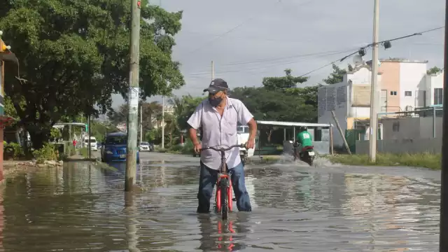 El nivel de agua ha subido, impidiendo cruzar las calles sin tener que adentrarse en las aguas contaminadas